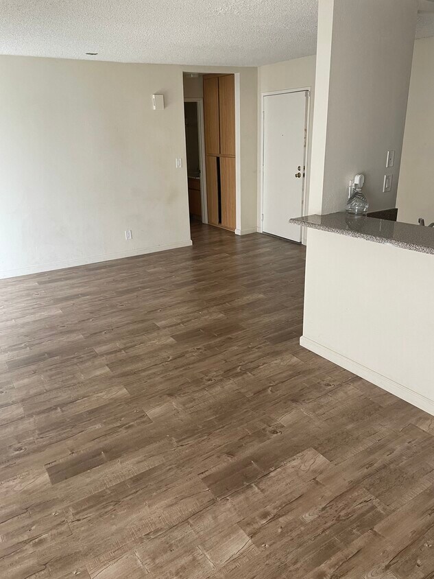 Foto principal - 6767 Hayvenhurst Ave