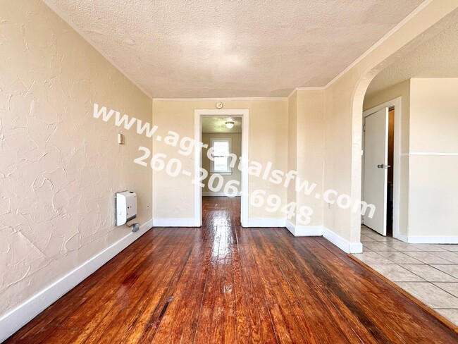 Building Photo - 2 Bedroom House