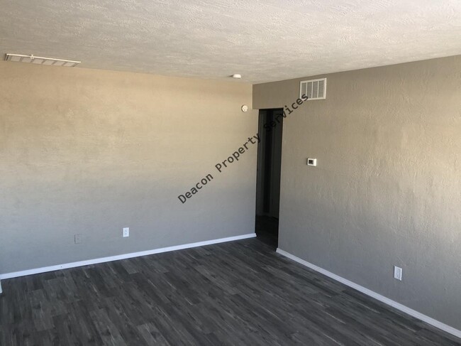 Building Photo - 10218 Candelaria Rd NE