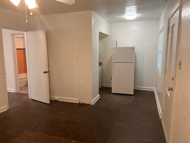 Building Photo - 873 Campus Cir