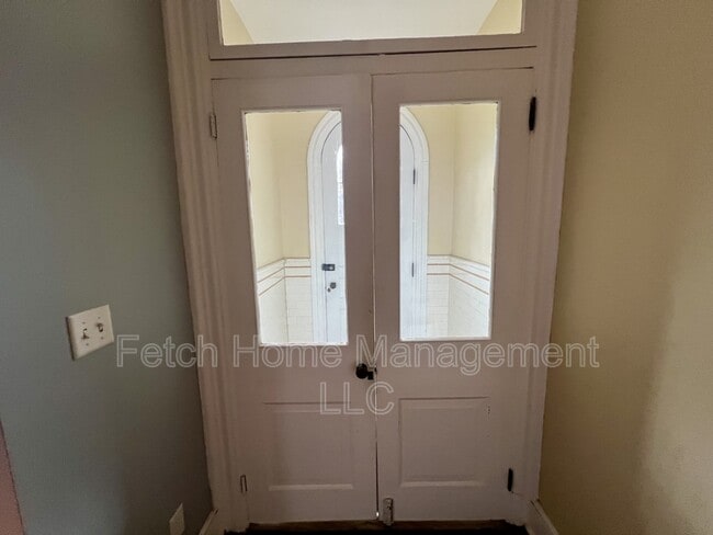 Building Photo - 533 W Walnut St