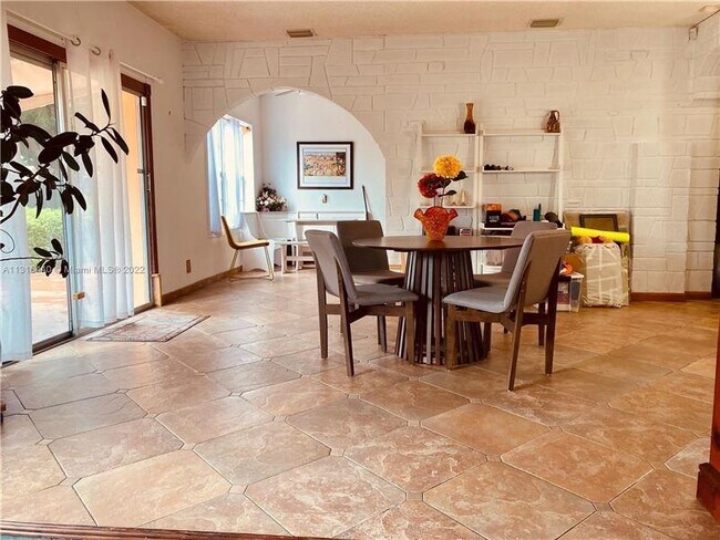 Foto del edificio - 912 NE 7th St