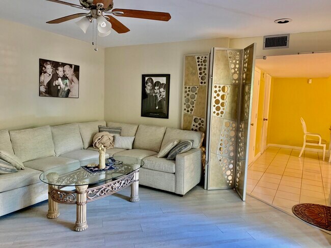 Foto del edificio - 8115 SW 24th St