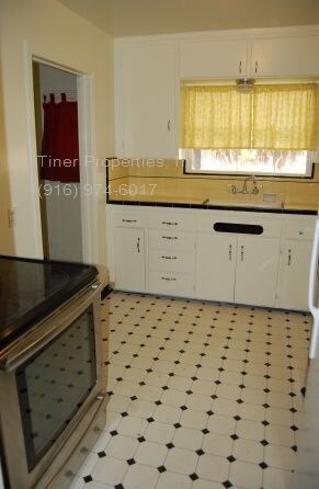 Building Photo - Great Two Bedroom with Office and Charming...