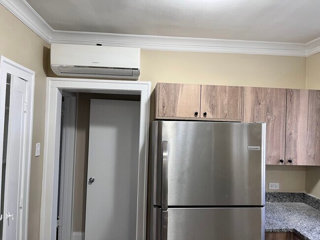 Foto del edificio - 5834 W Barry Ave
