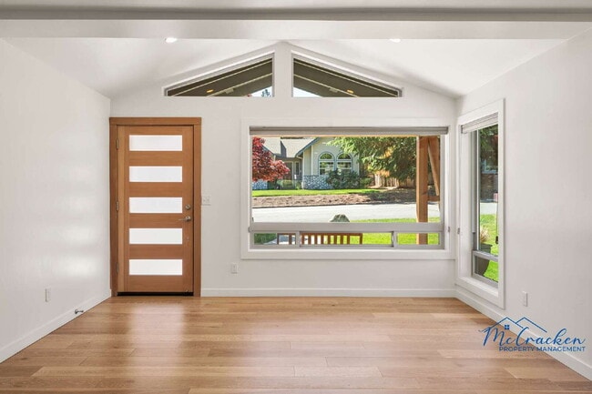 Foto del edificio - Modernized Spacious 3 Bedroom Home with Lush Outdoor Living in the Heart of Ashland