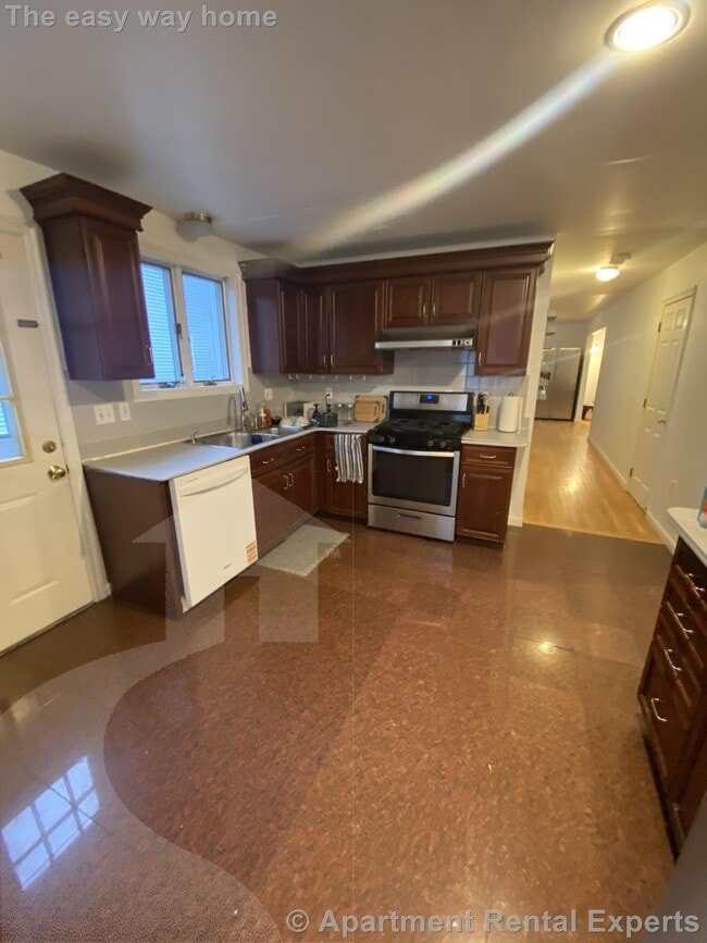 Photo - 309 Beacon St House