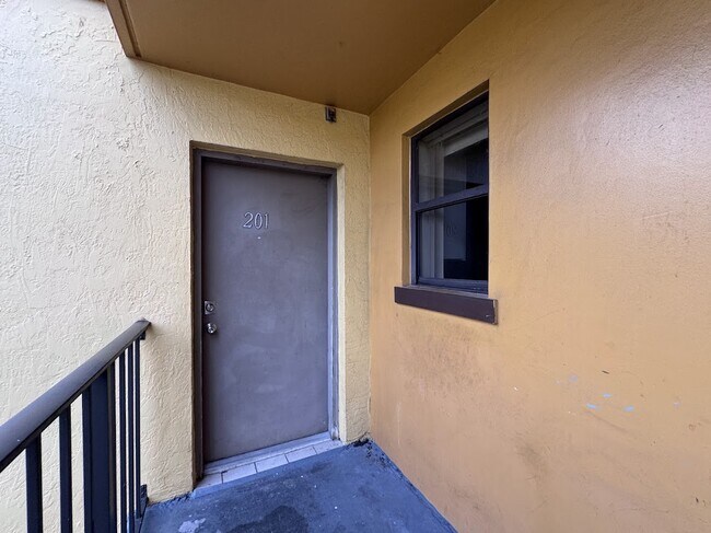 Foto del edificio - 500 NW 114th Ave