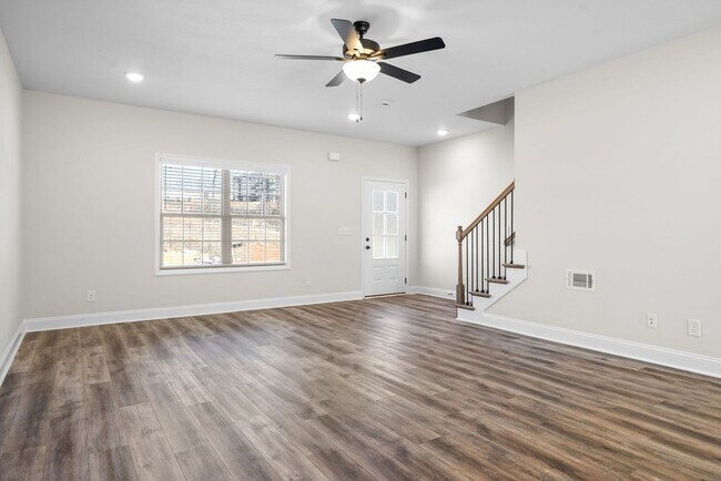 Building Photo - 3 Bedroom Pet Friendly Townhome For Rent Near Heritage Park!