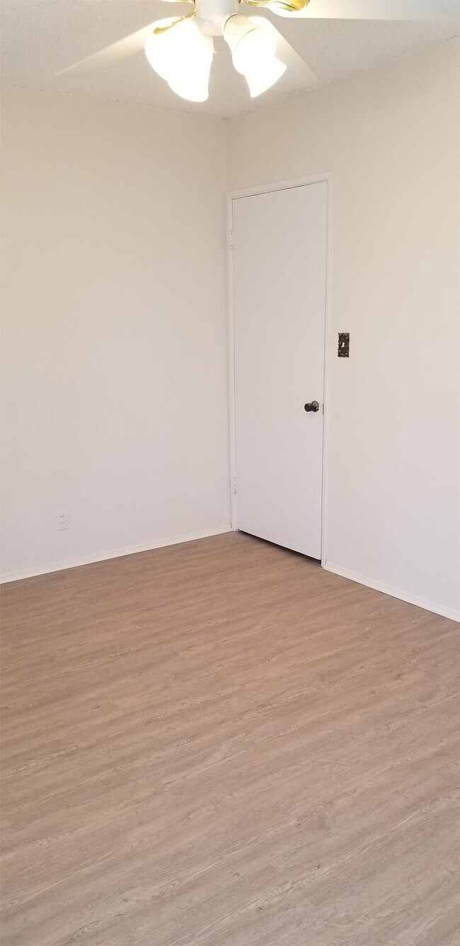 Foto del edificio - 10039 Montgomery Ave