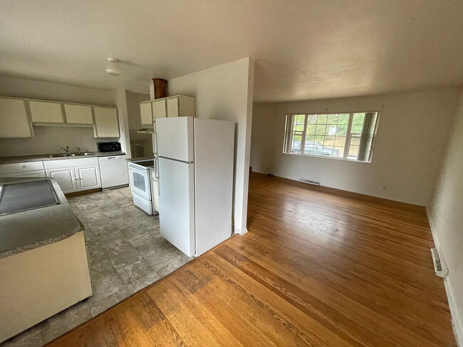 Building Photo - "Charming Bi Level Home, 4-Bed Oasis with 2 Baths in Boulder - Avail 8/15/26