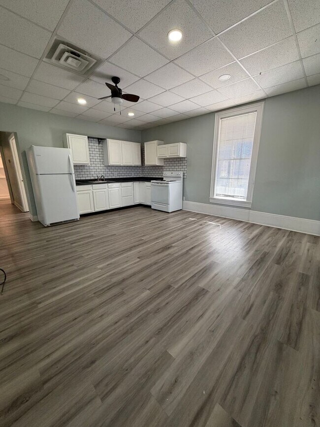 Building Photo - 2 Bedroom - All Utilities Included!!