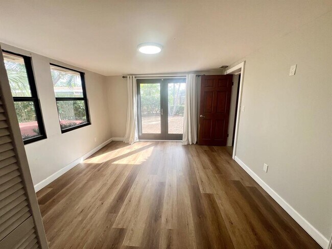 Building Photo - 2416 NE 12th Ter