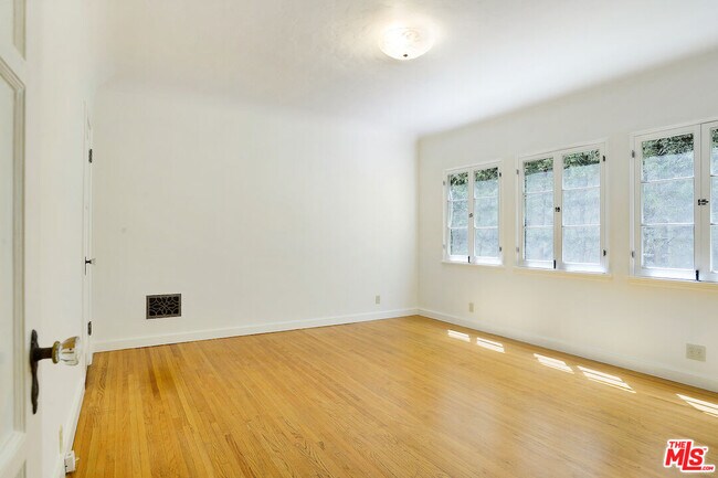 Foto del edificio - 6137 W 6th St