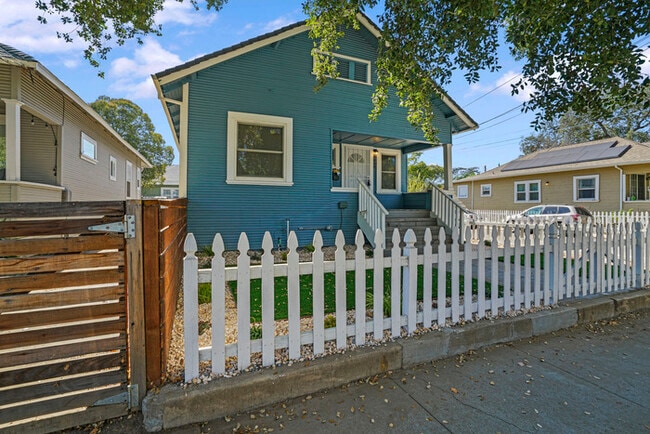 Building Photo - Wonderful Single Family Home - PROMO!! HAL...