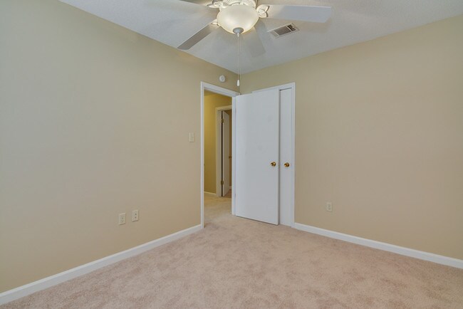 Building Photo - Beautiful Five Bedroom