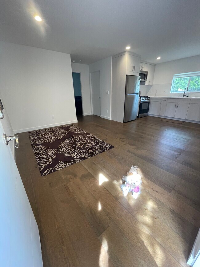 Entrada en la puerta principal, área de sala de estar - 7831 Sadring Ave