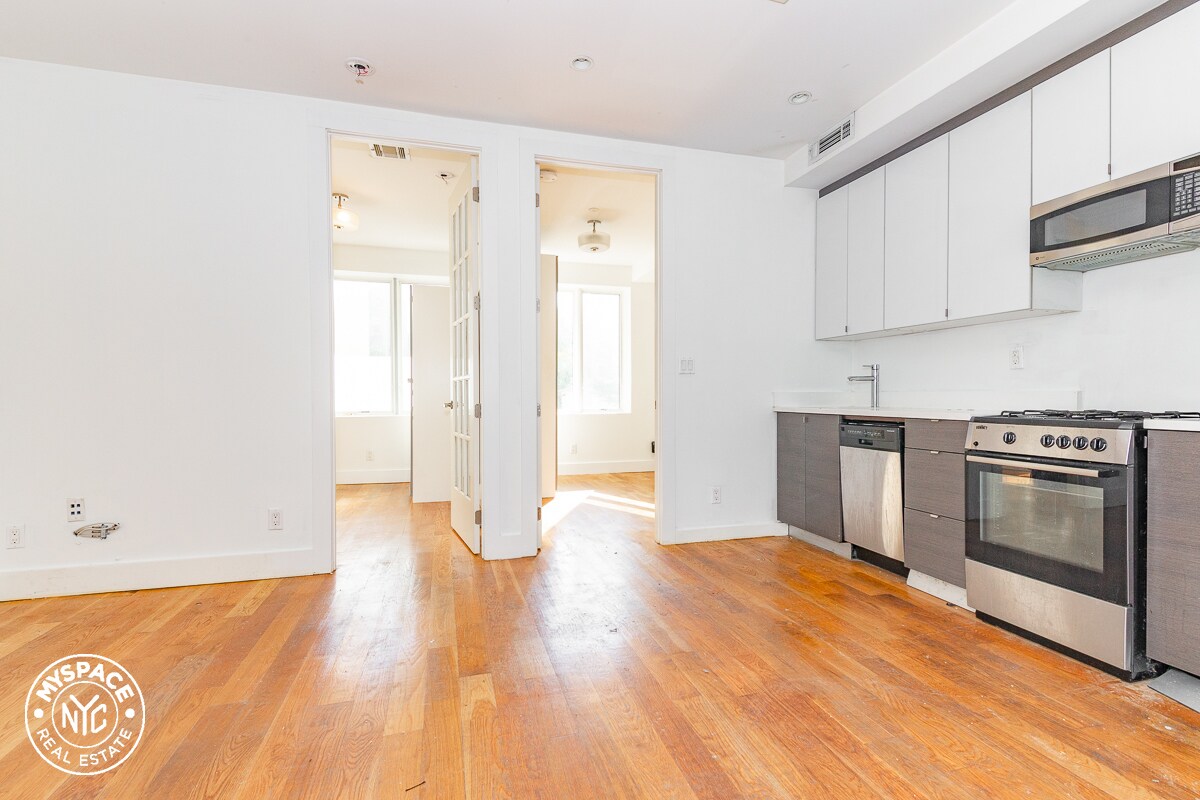 Primary Photo - 98 Diamond St