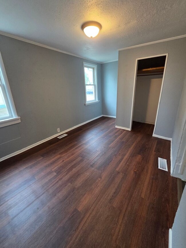 Foto del edificio - Lower 2 bedroom unit east side