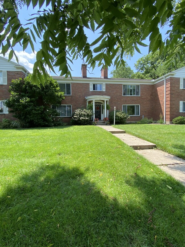 Building Photo - 1121 Far Hills Ave
