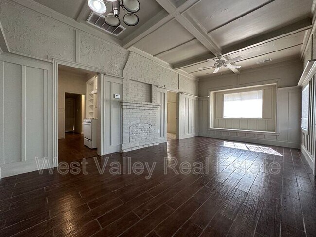 Building Photo - 631 Kern St