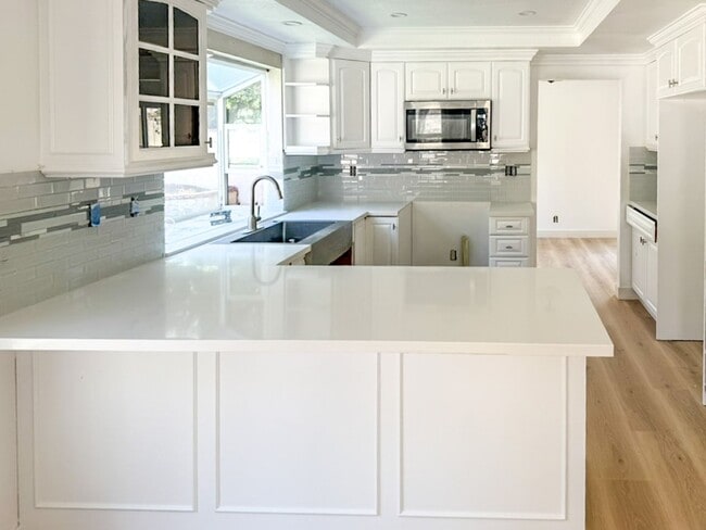 Building Photo - Stunning Remodeled Home in Dana Woods – Co...