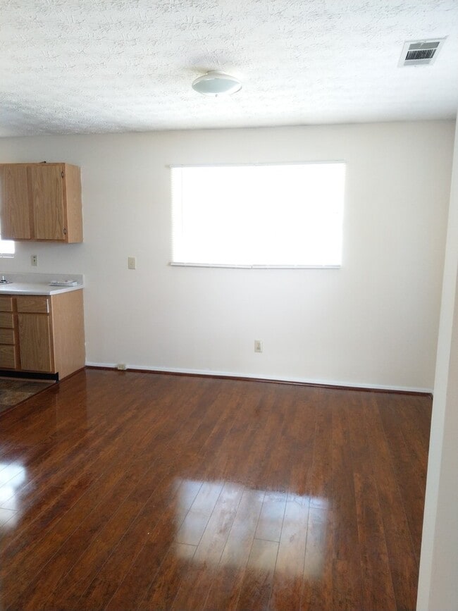 Foto del edificio - Move In Ready 3 Bedroom 2 Full Bath Home! ...