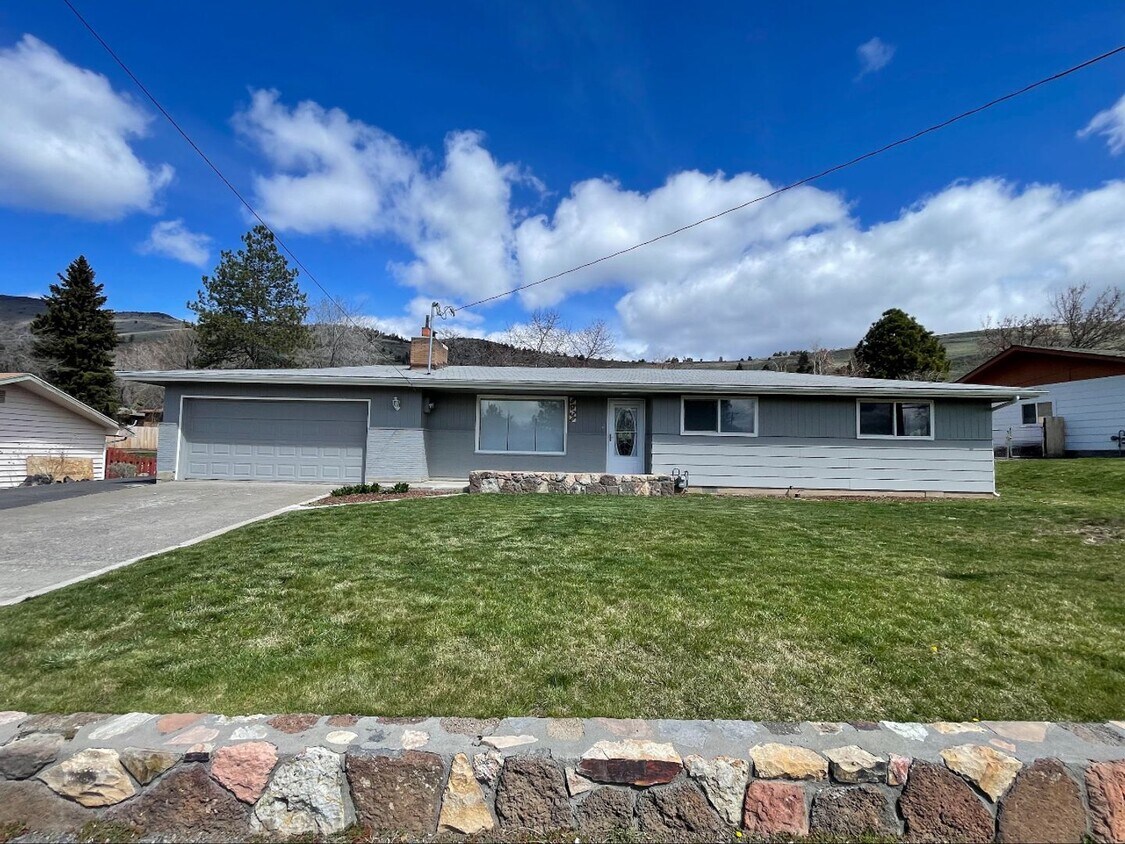 1431 Carlson Dr, Klamath Falls, OR 97603 House Rental in Klamath