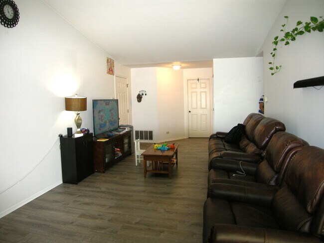 Building Photo - 1300 Pennwood Ct