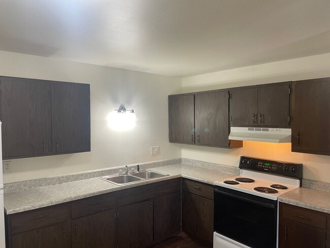 Building Photo - Large 2 bedroom 1 bath with balcony and ga...