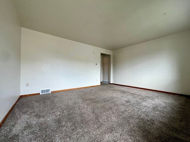 Building Photo - Outstanding Two Bedroom in Cheswick! Central A/C, Off-Street Parking & More!! Call Today!