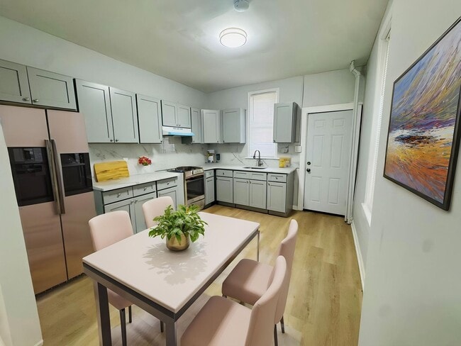 Building Photo - Remodeled Large 3bd/1.5 House with Rear ya...