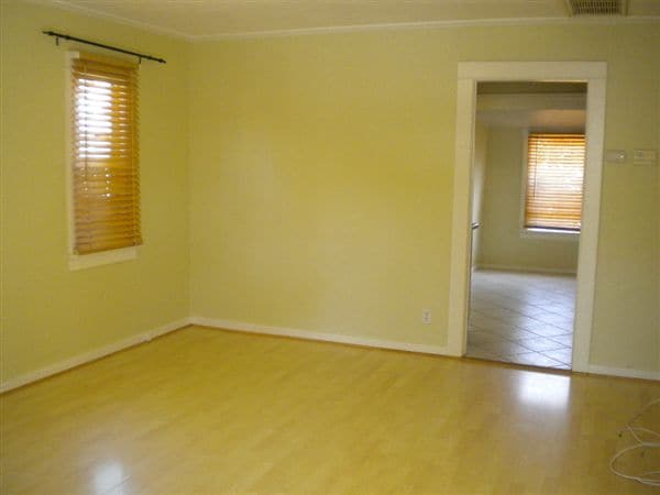Building Photo - 414 Raymond Dr