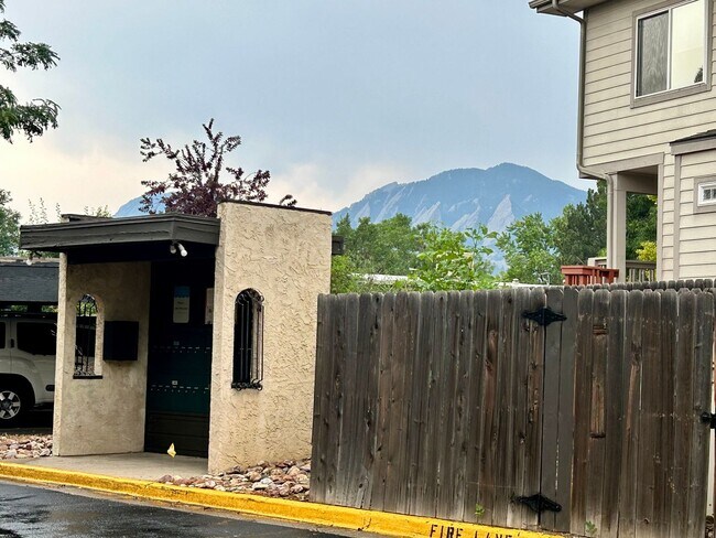 Building Photo - Spacious North Boulder Townhome