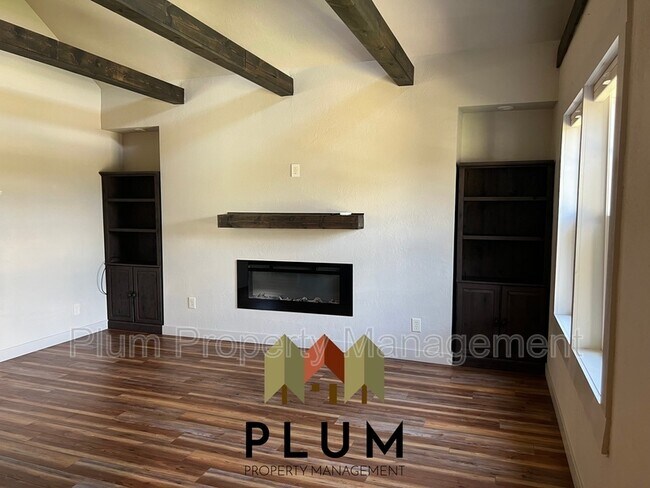 Building Photo - 533 S 6th St E