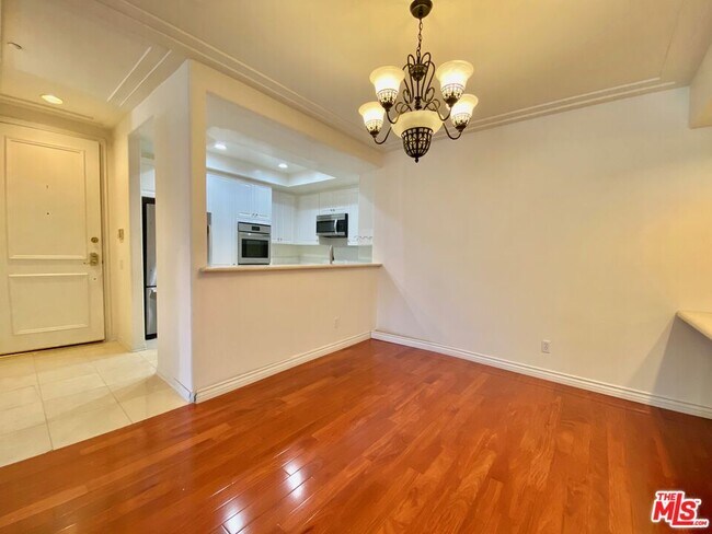 Foto del edificio - 2349 S Beverly Glen Blvd