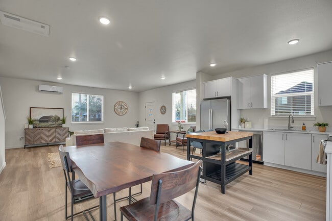 Building Photo - 2710 SE Lyon St