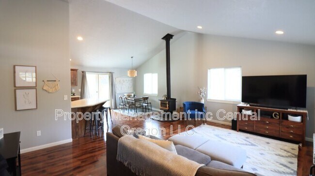 Building Photo - 55659 Swan Rd