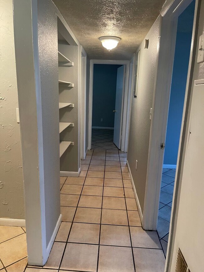 Building Photo - **Fantastic 4 bedroom 2 bathroom on Corner...