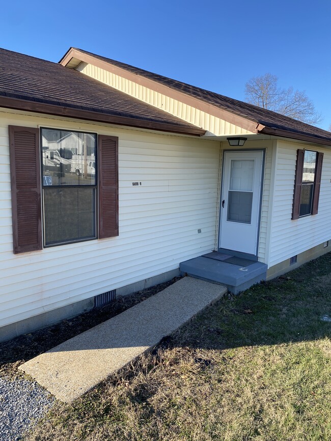 Front entrance view - 1205 Redden Ln