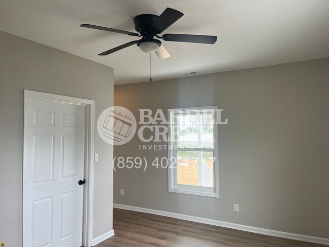 Foto del edificio - 2-Bed 1-Bath House + Large Storage Garage