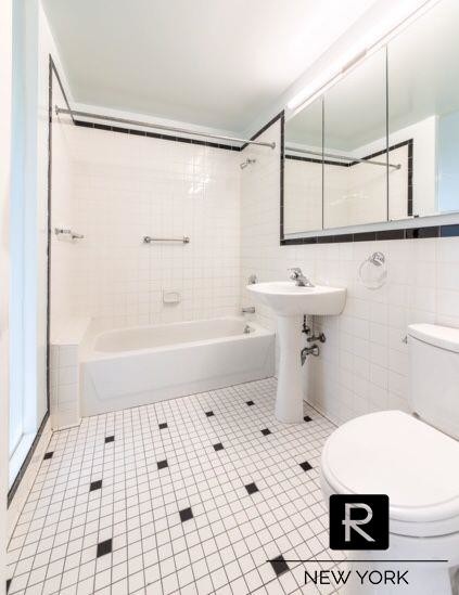 Building Photo - 5 Mount Morris Park West