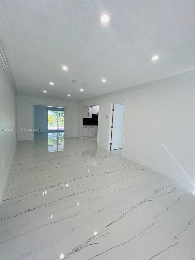 Foto del edificio - 1400 N 74th Terrace