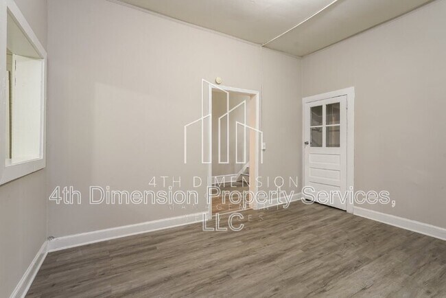 Building Photo - 921 E 23rd St