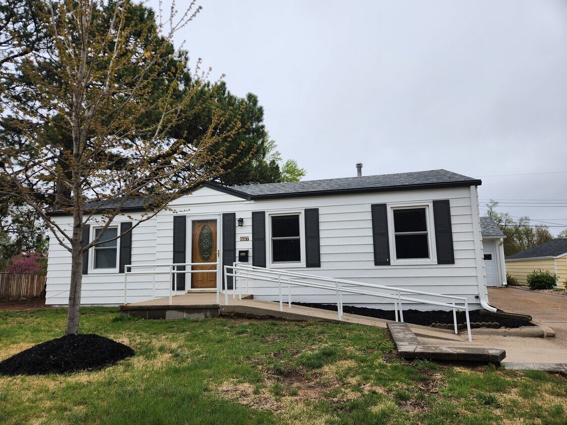 Primary Photo - 3/2 newly remodeled, with 1 car garage and...