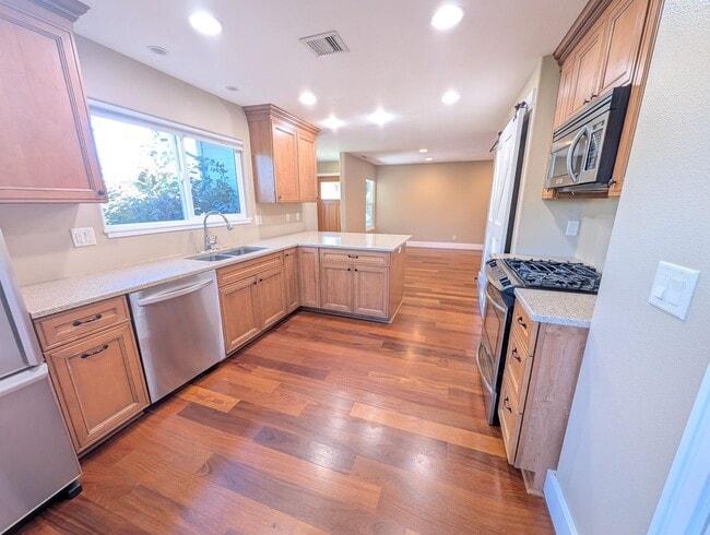 Foto del edificio - 4 Bed/2.5 Bath Multnomah Village Stunner w...