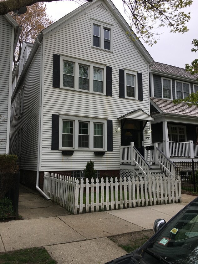 Quiet tree lined street with great neighbors - 1331 W George St