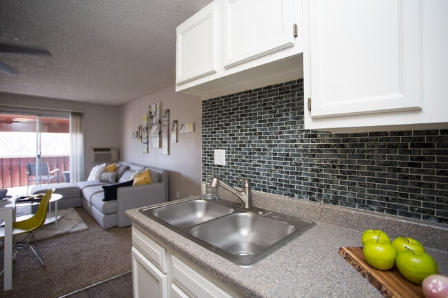 1HAB, 1BA - 560 ft² - Florida Station