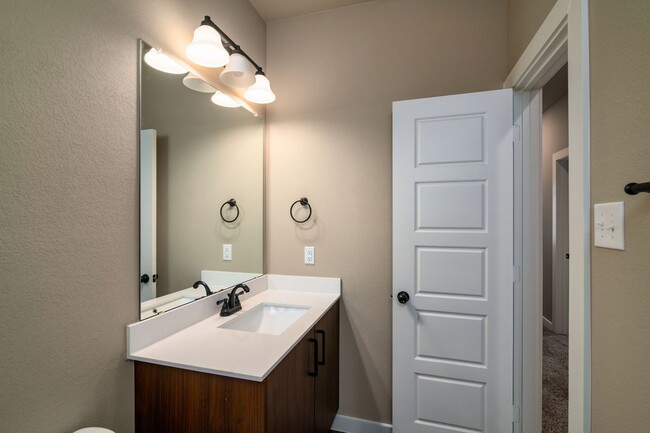 Building Photo - GORGEOUS 3 BEDROOM DUPLEX LOCATED IN MIDLO...