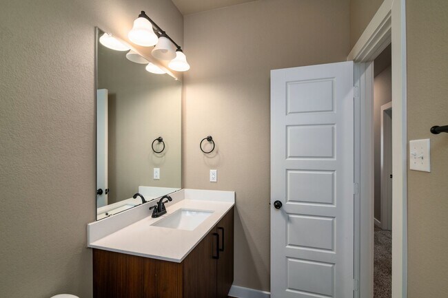 Foto del edificio - GORGEOUS 3 BEDROOM DUPLEX LOCATED IN MIDLO...